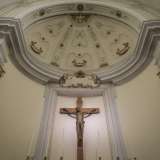..., sopra cui troneggia il monumentale Crocifisso in bronzo. Sulla cattedra si apre la volta della cupola decorata a stucchi